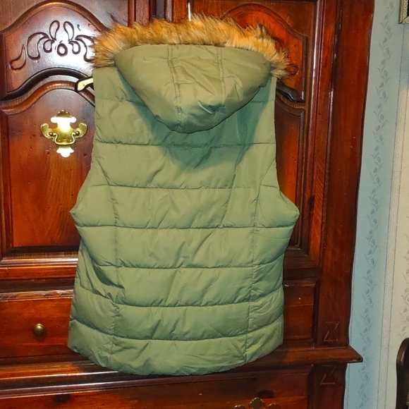 Women's Green Puffer Vest with Faux Fur Hood - Picture 2 of 7